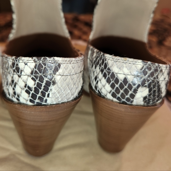 Michael Kors Python Snakeskin Boots US	   EU	     Inches6	     36.5	   8.87 - Picture 16 of 16